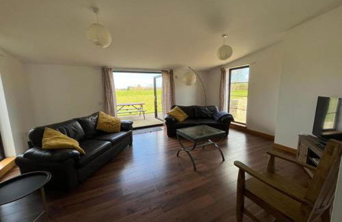 Berryhill East Steading - 3 bedroom 2 bathroom self-catering - sleeps 6 - Private off-road parking - Yard & Shed - Suit Contractors - Peterhead 1 mile - Newly Refurbished - Underfloor Heating - Drying Room - Golf Driving Range - Cafe - Extensive Footpaths - Foto 3