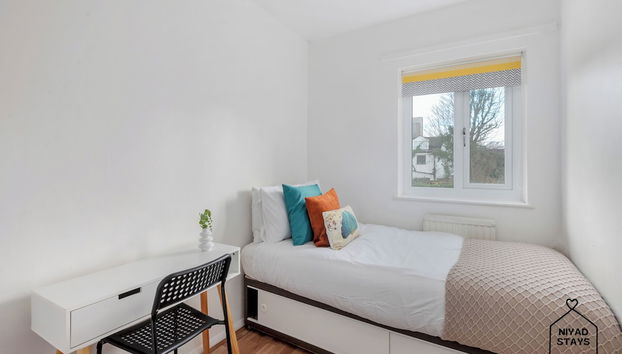 Hale Lodge, Beautiful 3 BR Home With Free Parking - Foto 5, Habitación