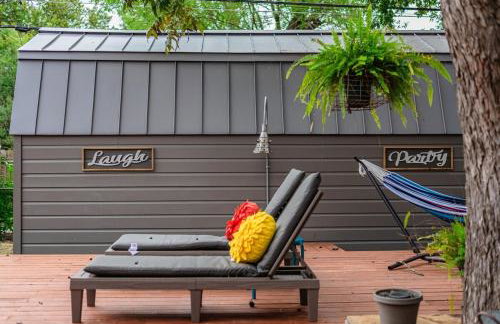 Serene POOL & Firepit in Stunning Home By Airport - Foto 8