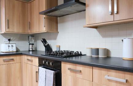 Lovely 5 Bedroom Home w Garden near Northampton - Photo 3