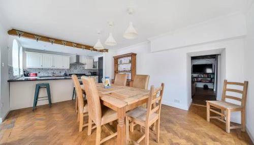 16th-Century Cottage with Separate Studio and Garden, Sleeps 12 - Foto 3, stove