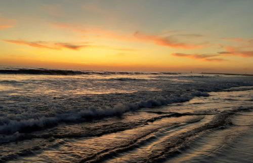 Walk to the Beach Private Backyard and Fire Pit - Foto 58