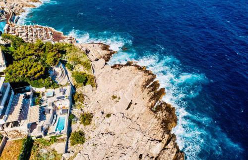 Blue Views Villa with Heated Pool and Jacuzzi - Photo 9
