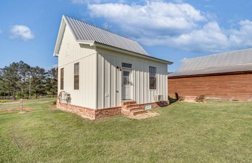 4-Acre Plot Farmhouse-Chic Retreat in Forest! - Foto 22