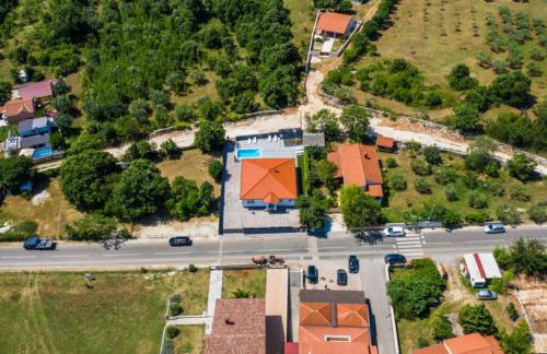 Villa Pavicini - with heated pool - Photo 17