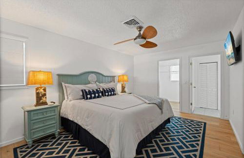 Private Bayfront Beach House with Dock, Steps to Beach and Restaurants - Foto 15