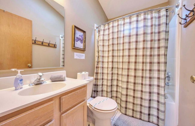 Pocono Pinnacle by Avantstay Steps to the Lake, Game Room, Large Deck - Foto 18