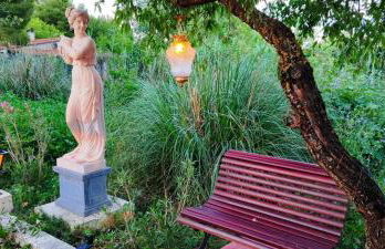 Refugio madera estilo árabe con estatuas, estanques y un pequeño zoo - Foto 41