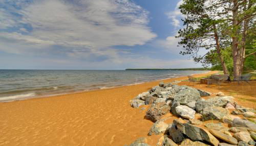 Lakefront Lookout! Private Sand Beach on Superior - Foto 2