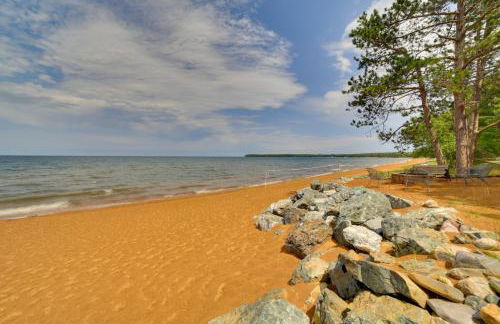 Lakefront Lookout! Private Sand Beach on Superior - Foto 2