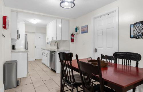 Artful Home Near Design District - Photo 12