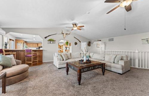 Lakefront Retreat with Deck, Movie Room and Yard - Foto 11