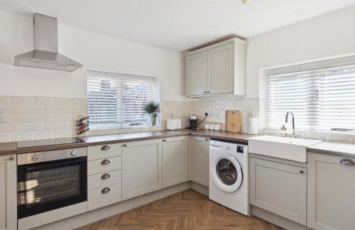 Charming cottage with hot tub & private garden - Photo 8