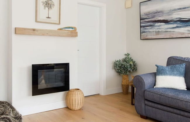 Mariners Stylish Beachside Getaway With Sea Views - Photo 9