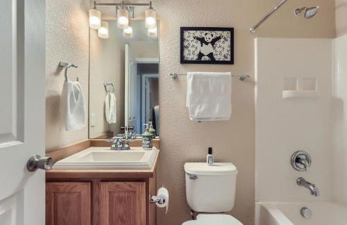 Denver Retreat Home with Stunning Lake, Mountain Views and Luxury Amenities - Foto 15