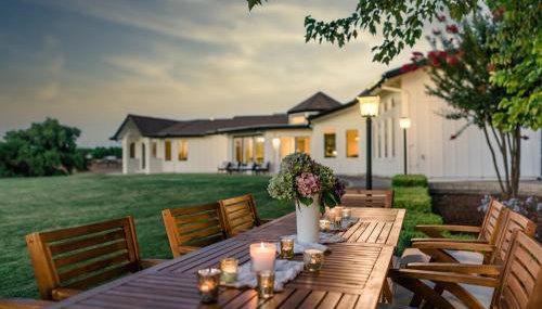 Riverfront Beauty with Pickle Ball Court - Foto 4