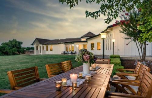 Riverfront Beauty with Pickle Ball Court - Foto 4