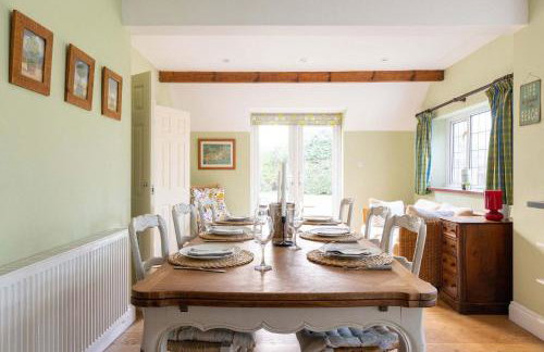 Spacious Coastal Family Home Sleeps 8 - Photo 8