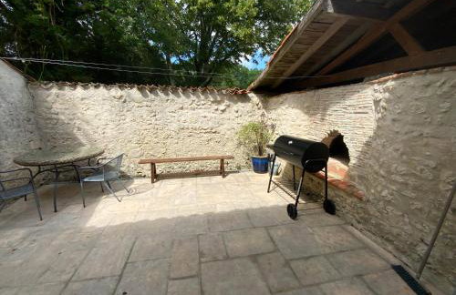 French Farmhouse Retreat with pool & superb views. - Foto 35