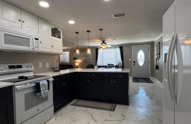 Gorgeous Seaside Seashell Cottage! - Photo 16