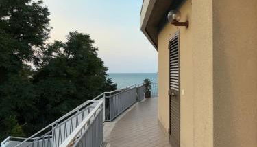 House with a terrace overlooking the sea - Foto 5