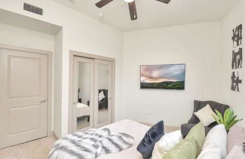 Lux Mid-Rise Walking Distance to NRG Stadium - Foto 5