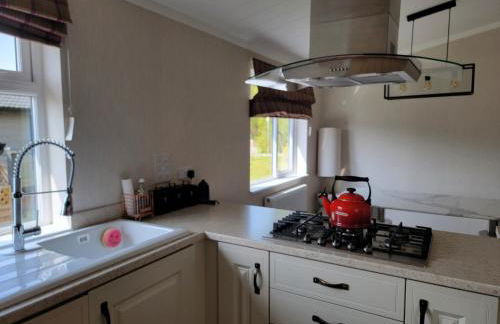 Luxury 2-Bed Lodge in Routh Sleeps 4 with Hot Tub - Foto 4