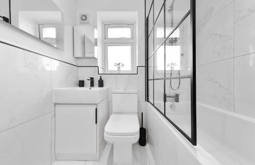 AC & Private Drive Stylish 4BR 5 Beds 8 Guests Wifi And Parking - Photo 42