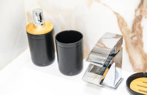 MK 2-Bedroom Contractor's Gem, 5 beds, sleeps 6, free parking - Foto 47