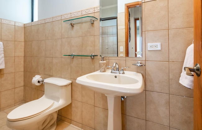 Elegant Oceanview Condo with Spacious Open-Concept Floor Plan and Inviting Beach Design - Foto 24