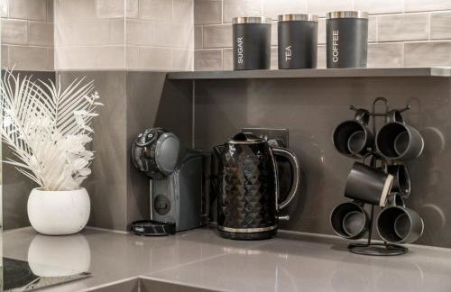 Modern- Battersea Power Station 2-Bed Apartment with Balcony - Foto 37