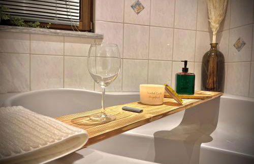 Stay by Home Deluxe Apartment WiFi-PS4-TV-Loft-Bath-Kitchen - Foto 43