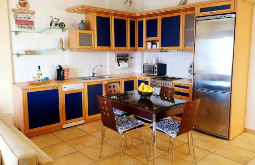 Derveni Seaside Apartments - Deluxe Sea View Penthouse Jacuzzi-BBQ & Groundfloor Garden View Apartment - Foto 8