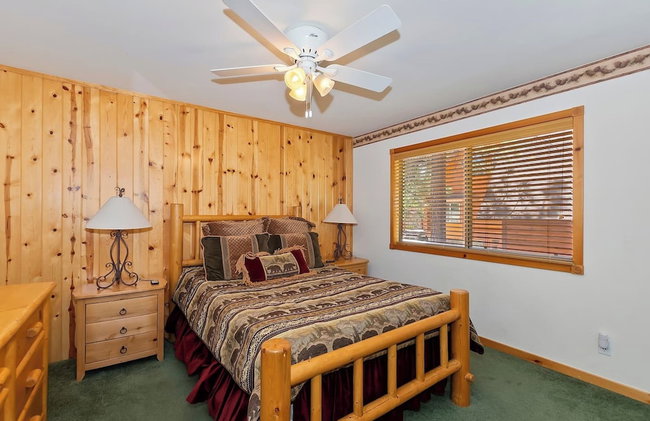 Teakwood Cozy Wood Cabin with Fireplace - Photo 10