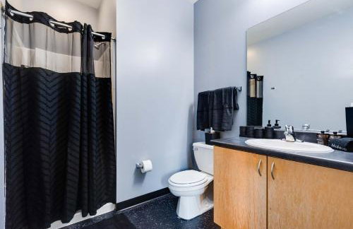 West Loop - City Views With In & Out Parking 6 - Photo 9