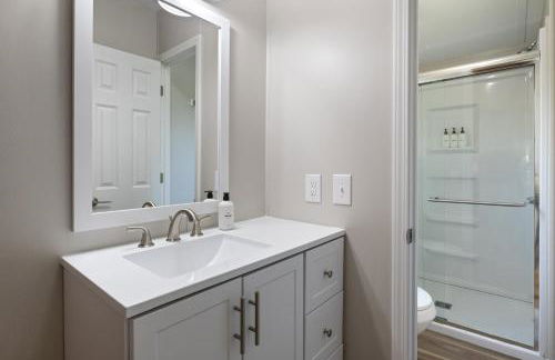 New! 2 Homes-Firepit, Hot Tub, Huge Yard and Dock - Foto 32