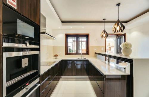 Beach Villa with Jacuzzi & Garage by HostWise - Foto 41