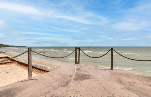 Waterfront Lake Huron Home - Private Beach! - Foto 28