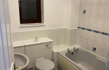 Large, 3 Floors, Quiet, Sleeps 16, 4 Bathrooms, 5 Parking, Semi rural Leicester - Foto 24