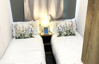 BAF Luxury Stays - Billing Aquadrome - Caravan Sleeps 8 - Photo 43