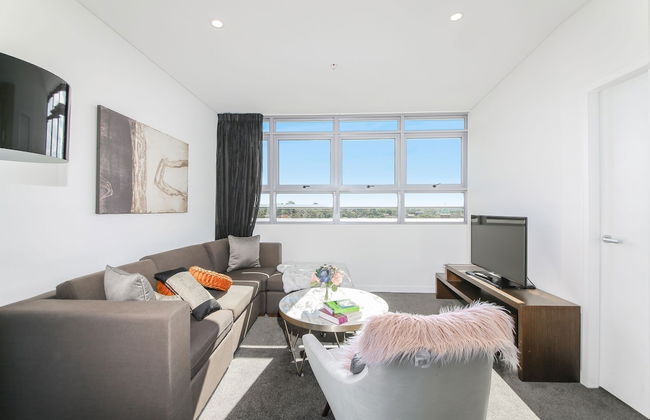 1 Bedroom Modern Apartment in Chatswood - Photo 1