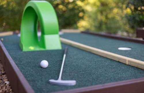 Heated Pool & Spa Mini Golf Bowling Game Room perfect for family - Photo 60