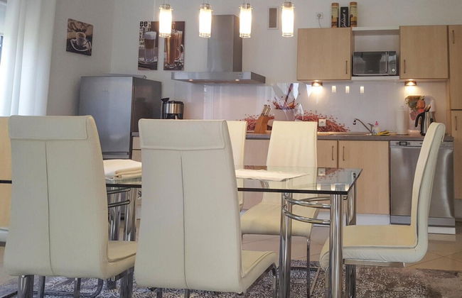 Large, Comfortable Holiday Villa, Private Garden - Photo 11