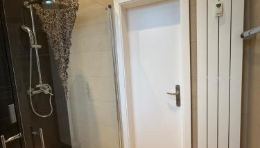 Monteurswohnung bei Köln,Düsseldorf WLAN, Parkplatz, Küche - Foto 3, Shower