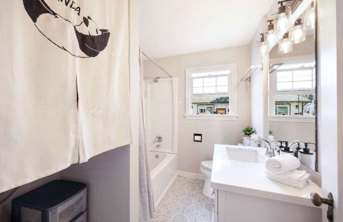 Modern 2BR Retreat w Maple Leaf UW&Park - Foto 32