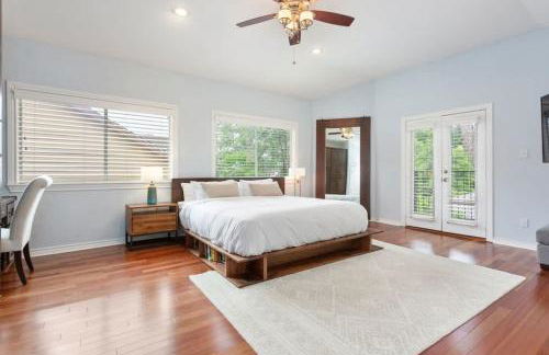 Family 3BR 2BA 1810SQFT Bright Spacious Home with Private Yard in Zilker - Foto 1