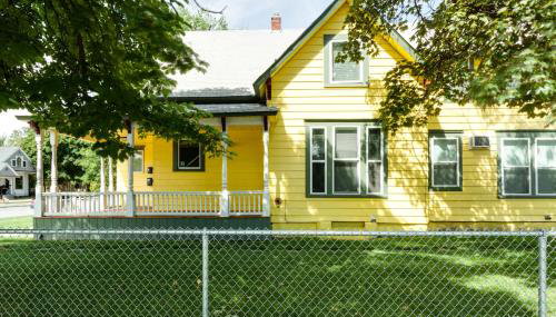 Maple Leaf Manor Suites - Photo 4