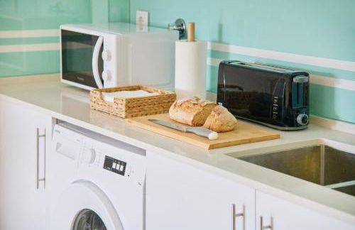 Beachside Modern Flat with AC, By TimeCooler - Foto 42