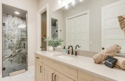 Game Room and Hot Tub! Lakefront Monkey Island Haven - Foto 24