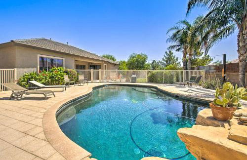 Pool Table, Yard and Grill Luxe Queen Creek Escape - Foto 39